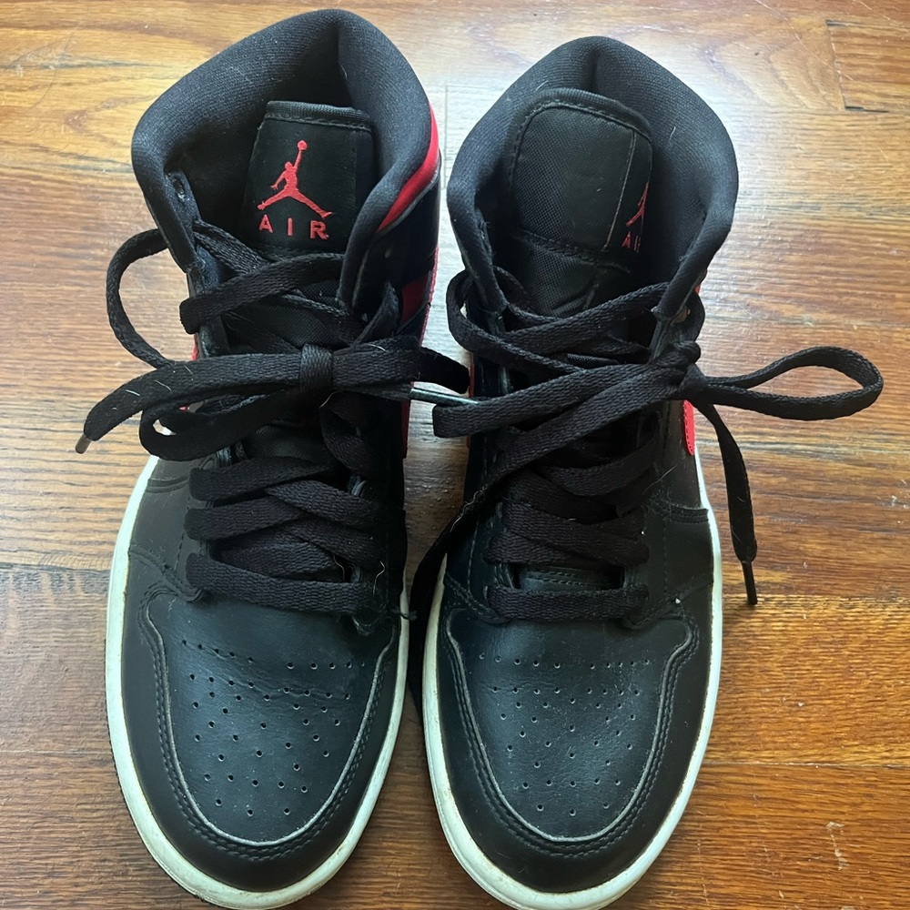 Red/black nike air jordan 1 mid